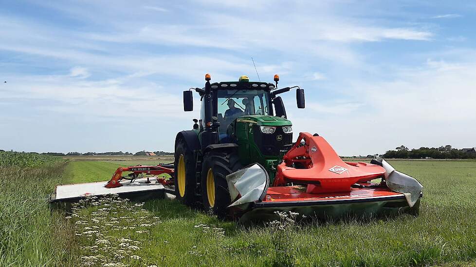 Eind juli gaat intussen een derde snede gras de kuil in op Texel. Aanmerkelijk vroeger dan vorig jaar.