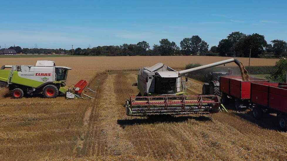 Twee  Claas Lexion`s 540C van loonbedrijf Hunzelar aan het haver combinen