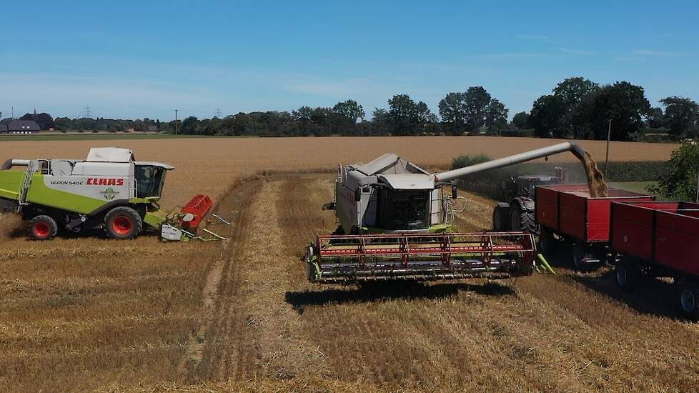 Twee  Claas Lexion`s 540C van loonbedrijf Hunzelar aan het haver combinen