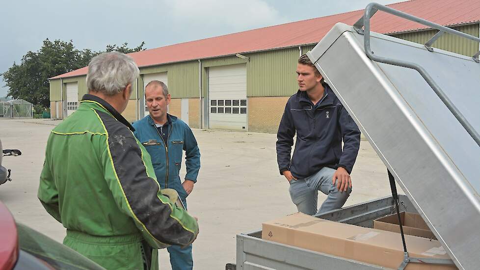 Van Dueren den Hollander (rechts) en Biesheuvel (midden) in gesprek met een teler over zijn bewaarplaats.