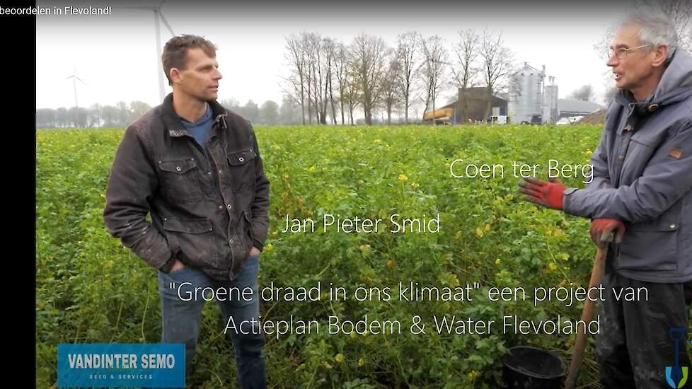 Coen ter Berg praat met akkerbouwer Jan Pieter Smid over groenbemesters.