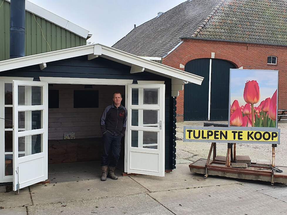 Waar de huisverkoop tot nu toe gebeurde vanaf twee kuubskisten, worden de tulpen vanaf het komend voorjaar verkocht vanuit een nieuw huisje op het erf. Het bord komt bij de weg te staan.