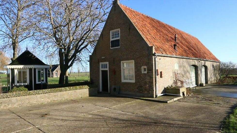 De vroegere bakkeet is in 2001 verbouwd tot vakantiewoning voor vier personen. In het zelfde gebouw zat vroeger ook de berging voor de koetsen. De bakkeet staat los van de boerderij zelf en was de eigenlijke keuken. In de zomer woonde men hier vaak ook. D