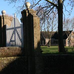 Zeer waarschijnlijk was de boerderij vroeger omgracht. De statige witte toegangspoort wijst hier nog op. De boerderij is ook veel groter en hoger dan anderen uit dezelfde tijd. Op de achtergrond de herbouwde en inmiddels uitgebreide arbeiderswoning waar n