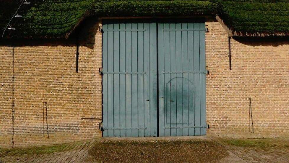 Mendeuren met daarin het nog duidelijk in gebruik zijnde klinket, het kleine deurtje in de rechterdeur.