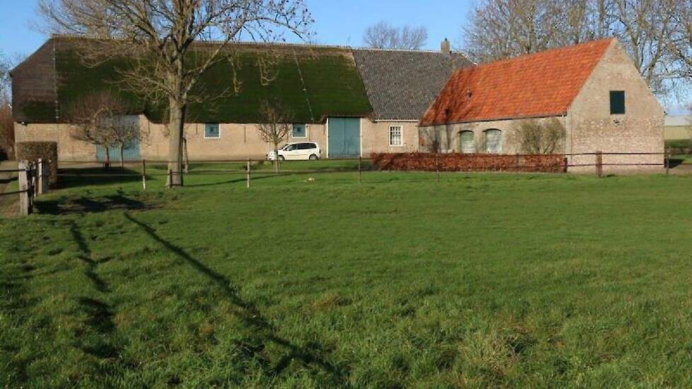 De schuur is in steen uitgevoerd en niet zoals in Zeeland gebruikelijk was in houten planken. De houten balken binnen zijn dikker dan gebruikelijk. Dit alles gaf de status van de bewoners aan in die tijd.