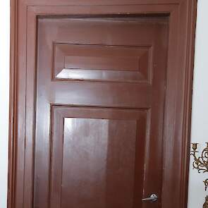 Een op het oog scheve deur biedt toegang tot één van de woonvertrekken. Nadat de deurpost volledig was verzakt heeft de akkerbouwer aan de boven- en onderkant een stuk schuin afgezaagd, waardoor de deur weer dicht kan.
