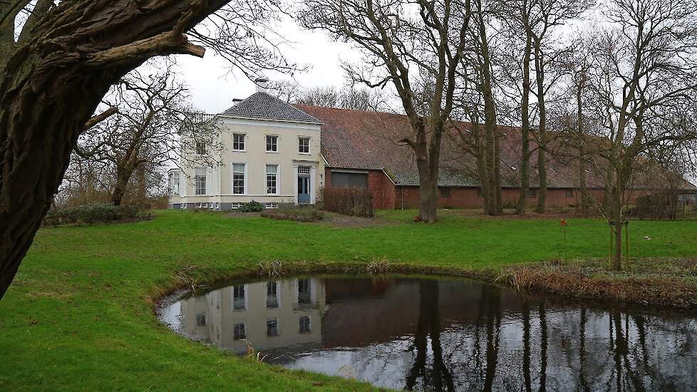 Zo’n tien jaar geleden heeft hij het dak van het woonhuis volledig onder handen laten nemen. „Oude pannen er af, dak renoveren en de oude pannen er weer op, precies zoals Monumentenzorg het wilde.” Ook de buitenkant van het huis is volledig gerenoveerd.