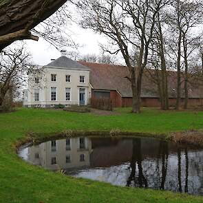 Zo’n tien jaar geleden heeft hij het dak van het woonhuis volledig onder handen laten nemen. „Oude pannen er af, dak renoveren en de oude pannen er weer op, precies zoals Monumentenzorg het wilde.” Ook de buitenkant van het huis is volledig gerenoveerd.