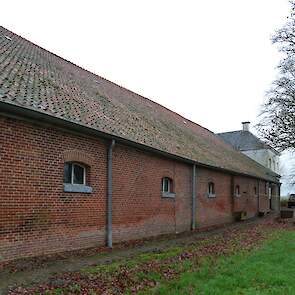 De diepe schuur, kenmerkend voor de Oldambtster graanschuren, is nog in oude staat en heeft nog de oude houten gebinten.