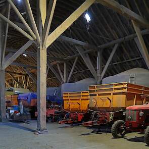 In het midden staan meerdere Petrus-silo’s op een rij voor de opslag van het graan. Grote machines kunnen, ondanks de relatief hoge zijmuren, niet in de schuur. „Met de verreiker kan ik er in, maar het is oppassen geblazen, want voor je het weet zit je te