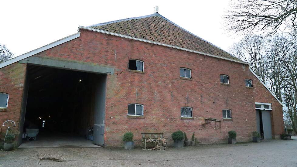 De deuren zijn daarentegen met vier x vier meter wel weer opvallend breed en hoog. „Een vrachtwagen die graan komt halen kan zo naar binnen rijden. De bouwer heeft daarin een vooruitziende blik gehad.”