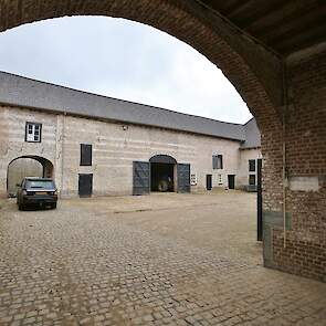 De boerderij is in de afgelopen jaren grondig gerestaureerd. Hij is begonnen met het opknappen van de buitenkant. „De ramen, poorten, daken. In de schuur is het dak verstevigd en zijn de oude stutpalen verwijderd.” Hierdoor is er een vrije overspanning on