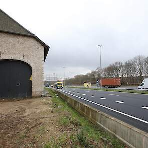 De boerderij ligt letterlijk aan de snelweg A76: Op een meter afstand van zijn schuur razen dagelijks duizenden auto’s voorbij.