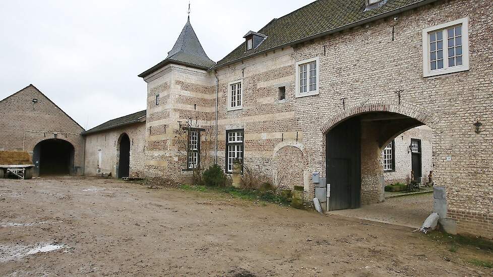 Hoeve Terlinden is een bijzondere monumentale herenhoeve met één gesloten binnenplaats. De tweede plaats was oorspronkelijk ook gesloten, maar het herenhuis dat het erf afsloot is afgebroken. De hoeve bestond al voor 1388, maar is sinds begin 17e eeuw bek