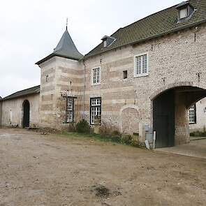 Hoeve Terlinden is een bijzondere monumentale herenhoeve met één gesloten binnenplaats. De tweede plaats was oorspronkelijk ook gesloten, maar het herenhuis dat het erf afsloot is afgebroken. De hoeve bestond al voor 1388, maar is sinds begin 17e eeuw bek