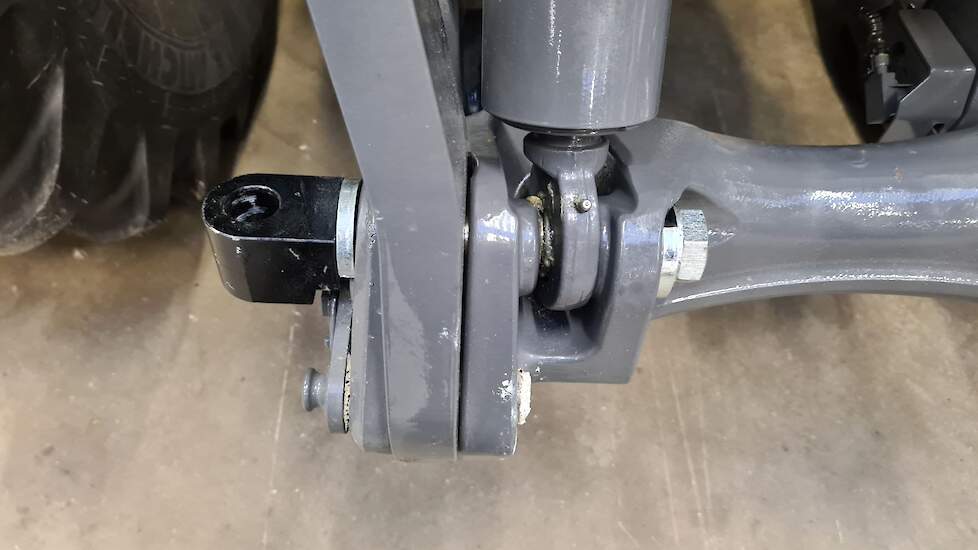 Het steuntje (zwart) waarmee Agribumper elke hoek tussen heflatten en bumper op kan vangen.