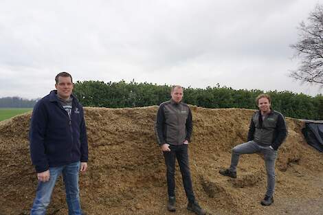 Walter Nijhuis (links) is maat binnen het melkveebedrijf Olthuis-Nijhuis in Diepenheim (Ov.). Chiel Berenpas (midden) en Hermen van Eerden zijn werkzaam als teeltadviseur bij Agrowin BV.