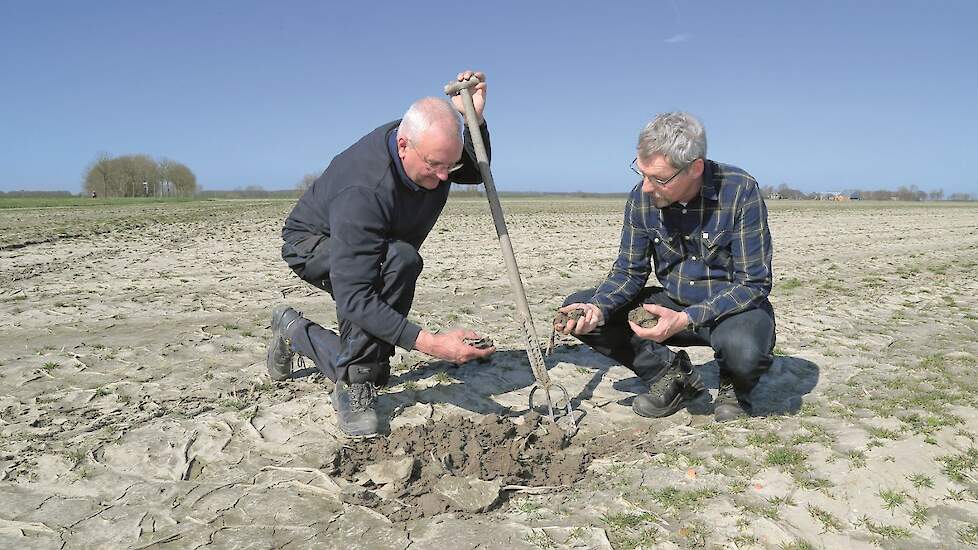 Pootgoedteler Anselm Claassen (links) bekijkt samen met Egbert Schepel van het HLB de structuur van het perceel achter het bedrijf.
