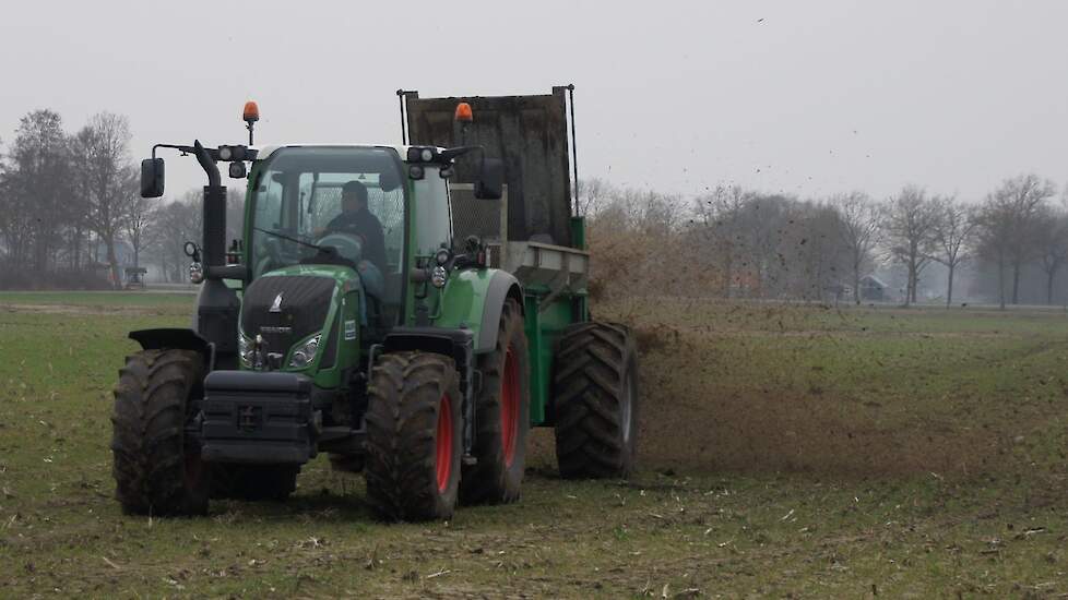 Organische mest uitrijden