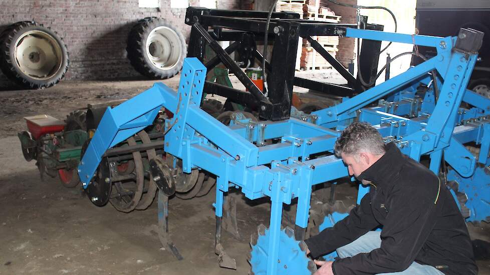 Winter 2020 / 2021. Baas sleutelt naar eigen inzicht een zaaicombinatie in elkaar om bieten op stroken in de groenbemester te zaaien. Aan een cultivatorframe hangt hij schijven om de groenbemester door te snijden, ganzevoetjes om pollen opzij te werken en