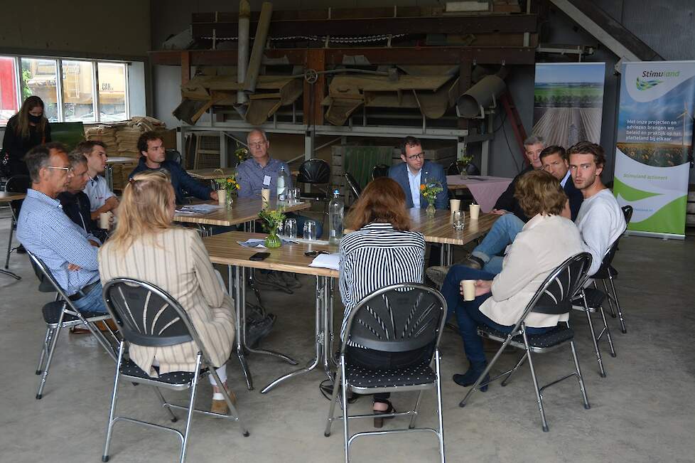 Esther Veldhuis van het ministerie van LNV en André Hoogendijk gingen na afloop van de startbijeenkomst in gesprek met akkerbouwers.