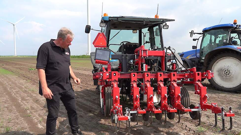 4x demonstratie cameragestuurd schoffelen op de klei in Ebelsheerd