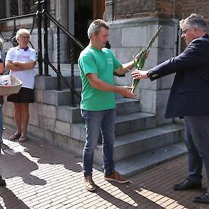 De eerste bos gladiolen werd uitgereikt aan burgemeester Hubert Bruls van Nijmegen.