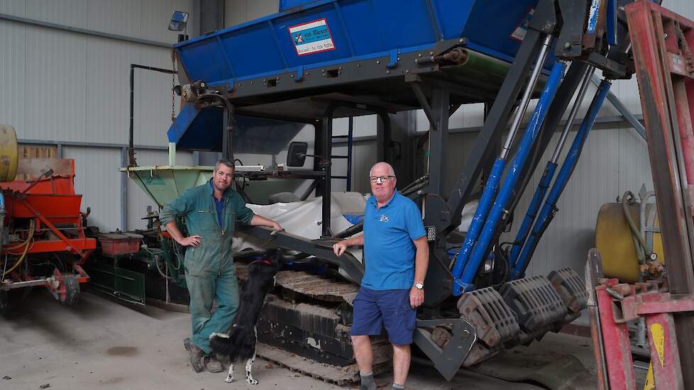 De gebroeders Bos planten met een trekker op rupsen. ,,Wij proberen zuinig te zijn op onze grond. Door met rupsen te werken,is de insporing door de jaren heen gewoon minder'', zegt Marco. Of dit op de langere termijn een positief effect heeft op opbrengst