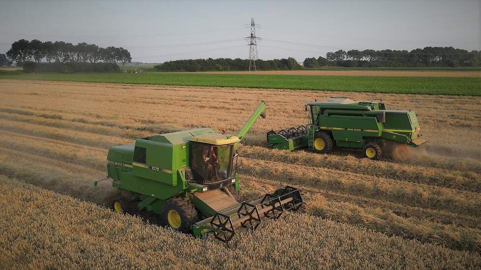 Tarwe dorsen | Wheat harvest | Weizen dreschen | John Deere 1075 | John Deere 2054 | Graanoogst 2021