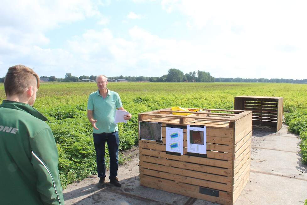 Tijdens de proef werd de werking van SoilXplorer onderzocht.Met SoilXplorer kunnen verschillen in drukmetingen in kaart worden gebracht. Henk Huizinga van Delphy legt de werking uit. Magnetische spoelen meten de geleidbaarheid van de grond. Dit moet verta