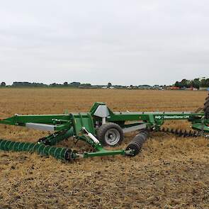 De Kelly Diamond Harrow vindt zijn oorsprong in de mechanische onkruidbestrijding. Nu wordt de machine ook ingezet voor zaaibedbereiding en stoppelbewerking. De schijven zijn als een ketting aan elkaar gehaakt. Dat maakt de machine goed bodemvolgend. De w