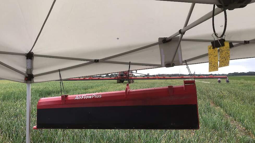 Het AirFlowPlus-systeem onderscheidt zich door zijn slimme ontwerp. Door elke drie meter een ventilator naast de boom te plaatsen, ontstaat een optimale luchtcapaciteit en een constante luchtstroom over de volledige breedte van de boom, ongeacht de werkbr