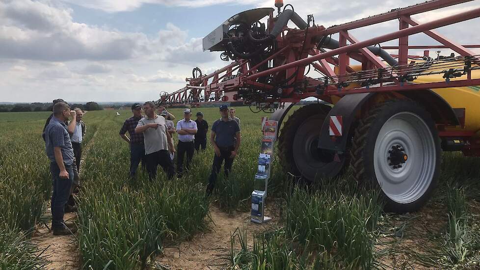 Frank Maas van Agrimaas uit Elsloo gaf een toelichting op de Beyne met Squall injectie. Wanneer de hulpstof Squall met een injector op de veldspuit aan de spuitvloeistof wordt toegevoegd, geeft dit een extra drift-reductie stap bovenop alle 50 procent, 75