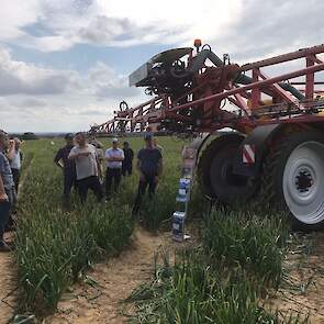 Frank Maas van Agrimaas uit Elsloo gaf een toelichting op de Beyne met Squall injectie. Wanneer de hulpstof Squall met een injector op de veldspuit aan de spuitvloeistof wordt toegevoegd, geeft dit een extra drift-reductie stap bovenop alle 50 procent, 75