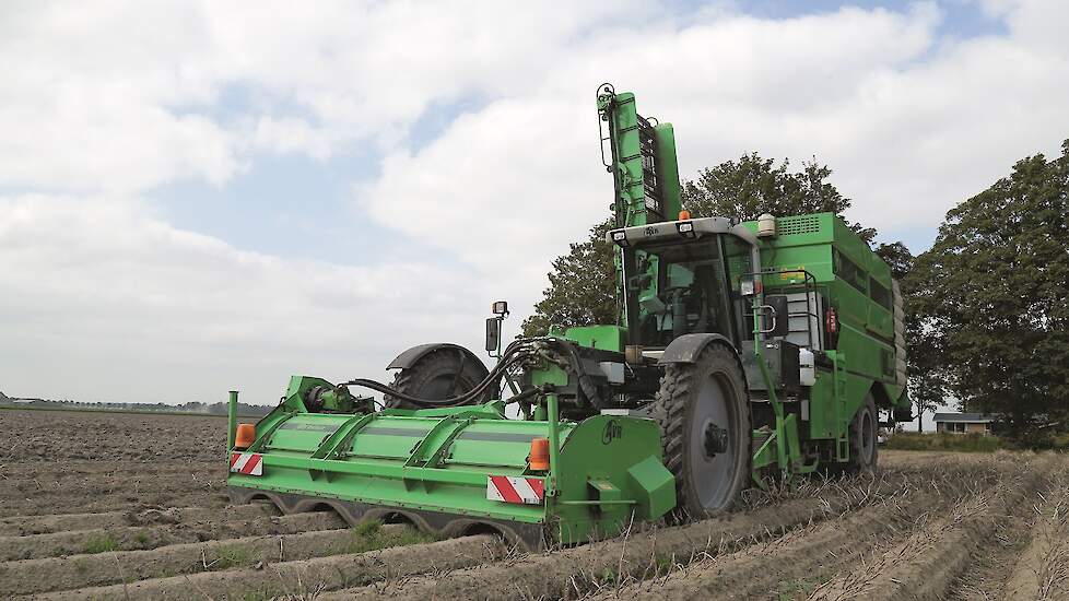 Akkerbouwer Max Sturm uit Ens (FL) waardeert het comfort voor de chauffeur en de zeefcapaciteit van deze machine, een vierrijige AVR Puma bunkerrooier.