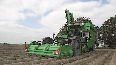Akkerbouwer Max Sturm uit Ens (FL) waardeert het comfort voor de chauffeur en de zeefcapaciteit van deze machine, een vierrijige AVR Puma bunkerrooier.
