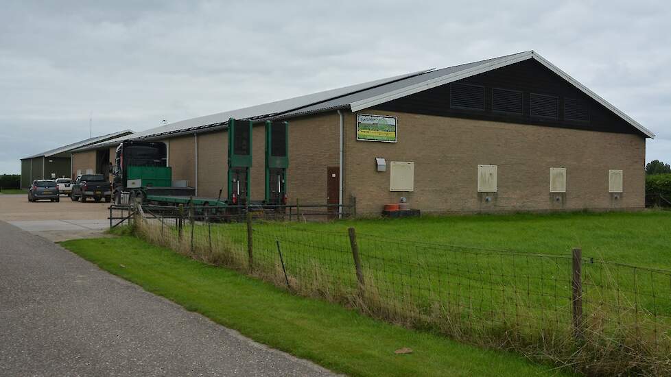 VOF Nieuw Campen in Kamperland (ZL) bestaat uit vier akkerbouwbedrijven en wordt gerund door drie akkerbouwers en een vaste medewerker. Op de foto de boerderij van Schippers. De VOF omvat 350 hectare, waarvan 23 hectare akkerrand en 12 hectare dijken en i