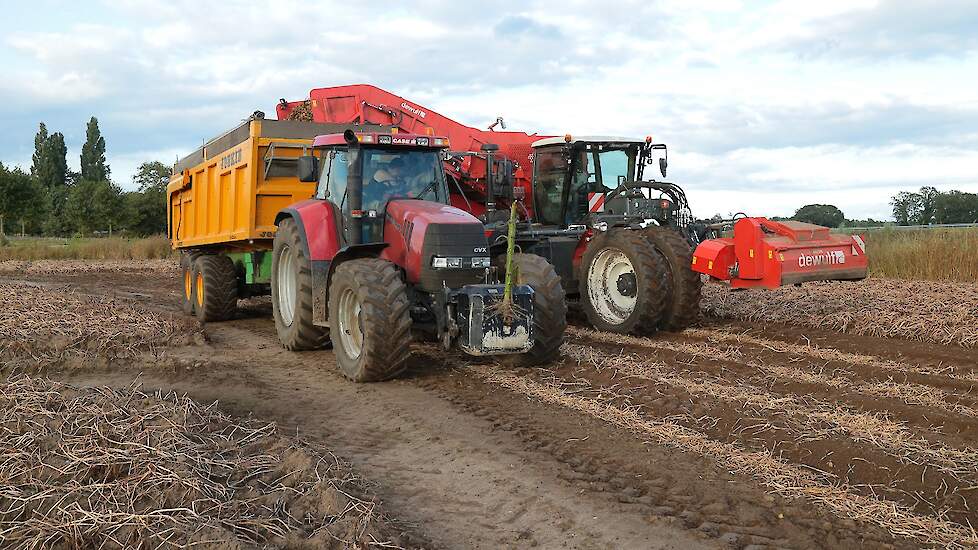 Medewerker Vincent Schurink rooit de aardappelen, zijn collega Bart Everink zorgt voor het transport.