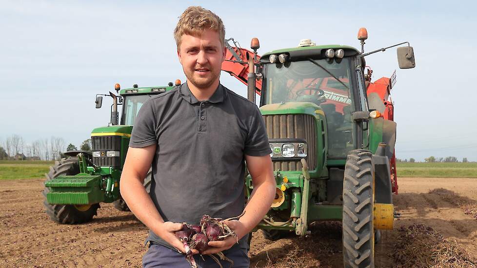 Marijn zit samen met zijn vader in de maatschap Vermue. De akkerbouwers telen dit jaar in totaal 20 hectare uien.