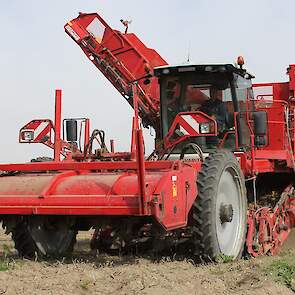 De zwadlegger bouwt hij zelf op de rooier, een vierrijige Grimme Varitron 470. Door een band bovenop de rooier om te leggen, gaan de aardappelen weer de bunker in. „Een simpele oplossing, maar ik kan het rooien zo met één machine doen.”