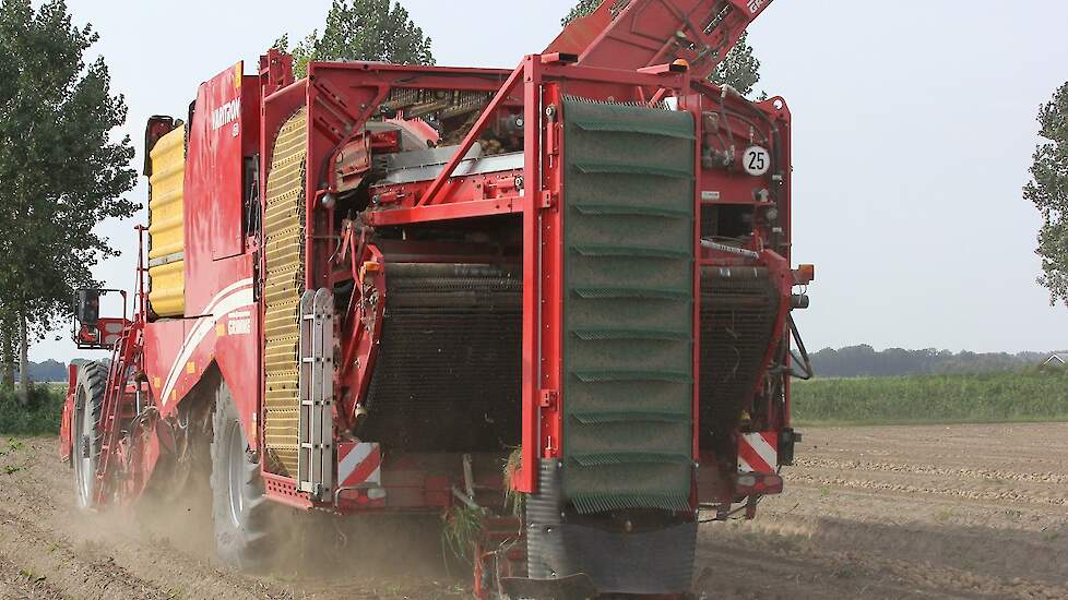 Het is het derde jaar dat Bos zijn eigen pootgoed in twee fasen rooit. „De eerste indrukken hiervan zijn goed, mijn gevoel zegt dat we minder problemen hebben dankzij deze aanpak.” Het enige nadeel is dat de aardappelen iets langer in het zwad liggen als