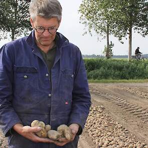 Ondanks de vele nattigheid in de zomer komen de aardappelen mooi uit de grond, zegt de akkerbouwer, die samen met zijn broer Chris het bedrijf runt. „In de spuitsporen heb ik nog wel last van kluiten. Die sporen zijn in de zomer kapotgereden.” Bos kan ber