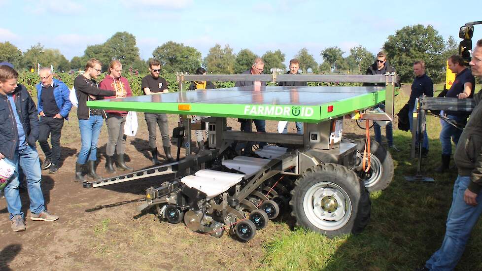 Farmdroïd, een autonome zaai- en schoffelmachine. De machine onthoudt de zaailocaties en kan daardoor snel en efficiënt schoffelen. Met behulp van de zonnepanelen en accu's is een werkdag van 14 tot 16 uur mogelijk. Een zesrijer kost 70.000 euro, inclusie