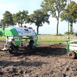 Broer en zus Naïo Dino (li) en Naïo Oz. De Oz wordt al ingezet bij een aardbeienteler die automatisch de ruimte onder zijn bedden schoon kan houden. De Oz is ook bedoeld voor werk in boomgaarden en dergelijke. De Dino is een robot met in dit geval een sch