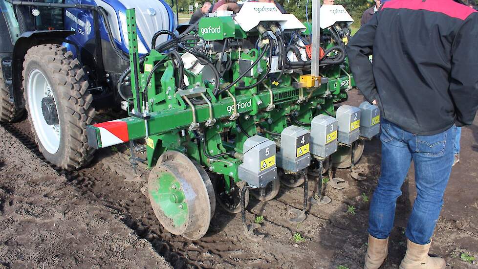 Garford heeft al 12 jaar ervaring met gestuurde schoffeltechniek. De getoonde schoffel werkt op cameratechniek in en tussen de rijen. De roterende schoffels worden electrisch aangedreven, dat is sneller en nauwkeuriger dan hydraulisch. De camera detecteer