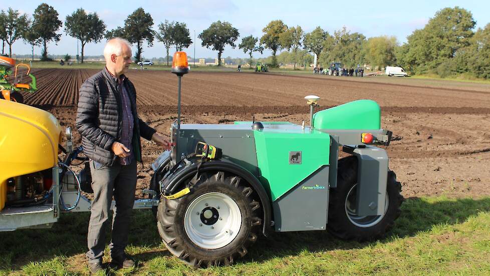 De Farmertronics Etrac is een robottrekker. Dat de fabrikant zich qua prijs richt op een vergelijkbare smalspoortrekker, geeft al aan dat de Etrac specifiek voor dat segment is ontwikkeld. Overigens duurt het nog twee jaar voordat de trekker op de markt k