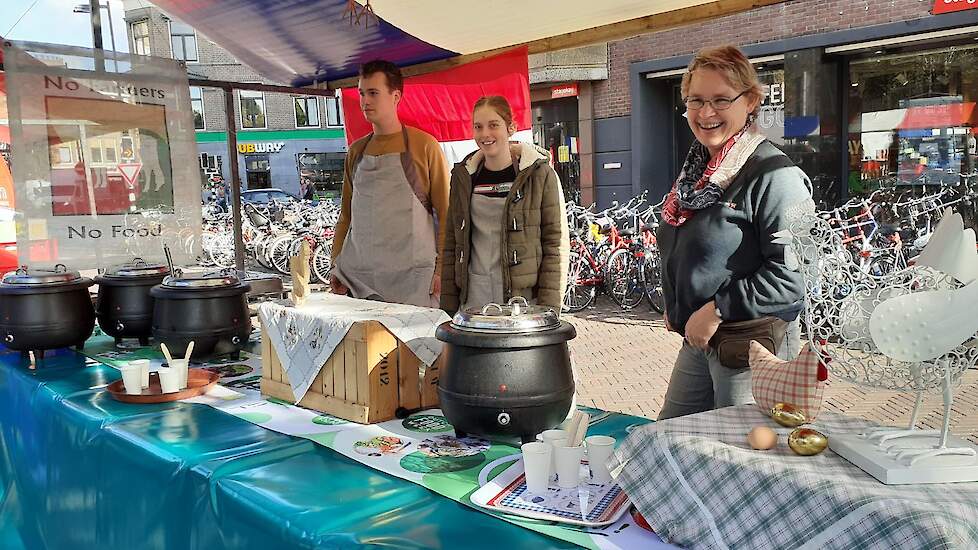 Jacqueline Roubos, pluimveehoudster uit Leersum, deelt kippensoep uit.