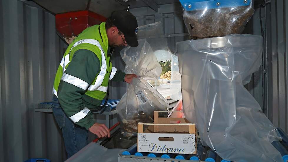 In de BeetBox wordt het monster verpakt. Een medewerker labelt de plastic zakken met de juiste gegevens.