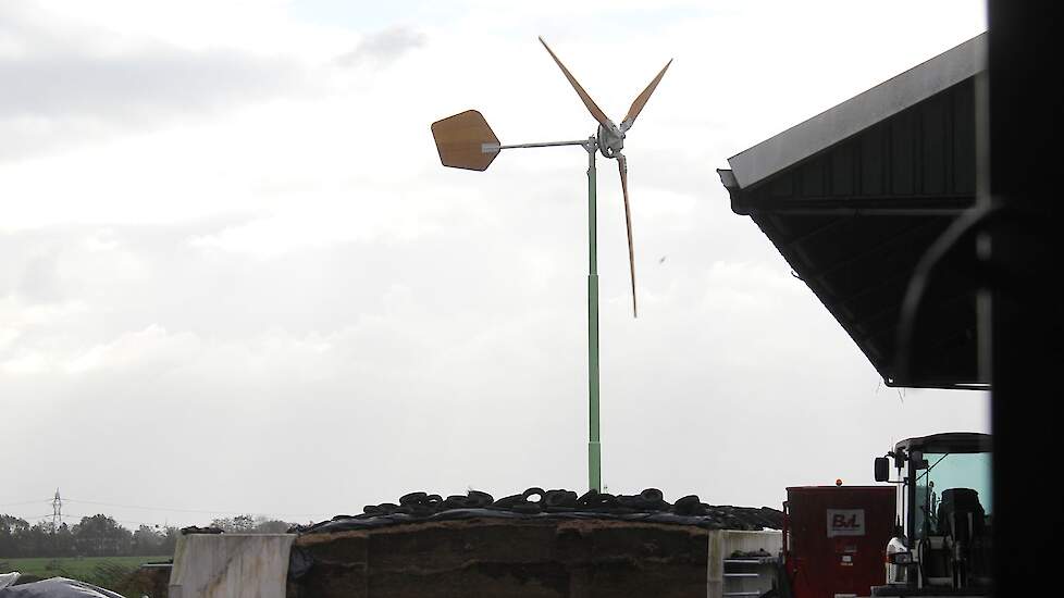 Windmolen van melkveehouder onderweg.